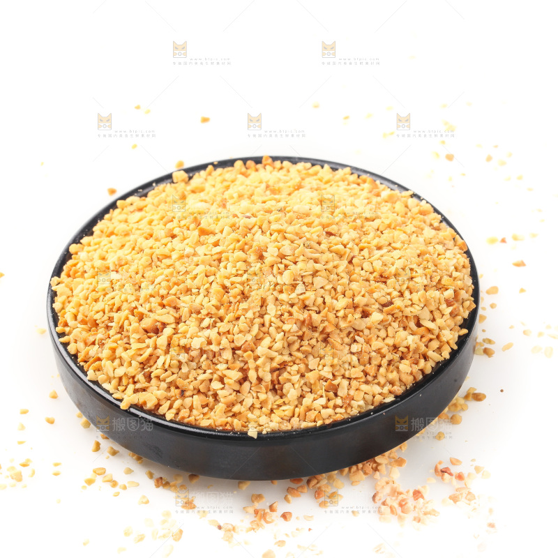 白底上的花生碎