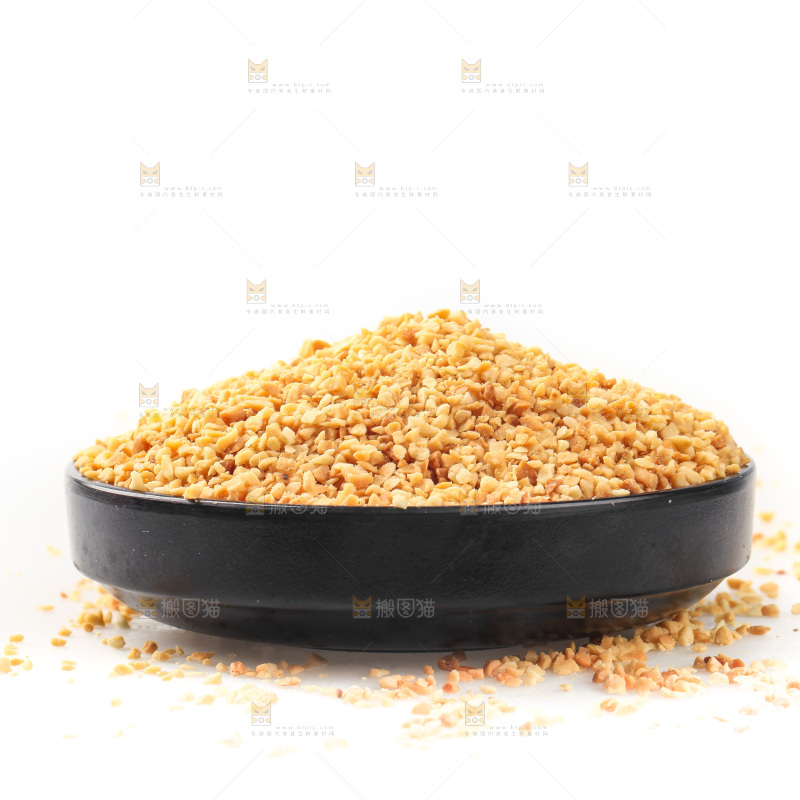 白底上的花生碎
