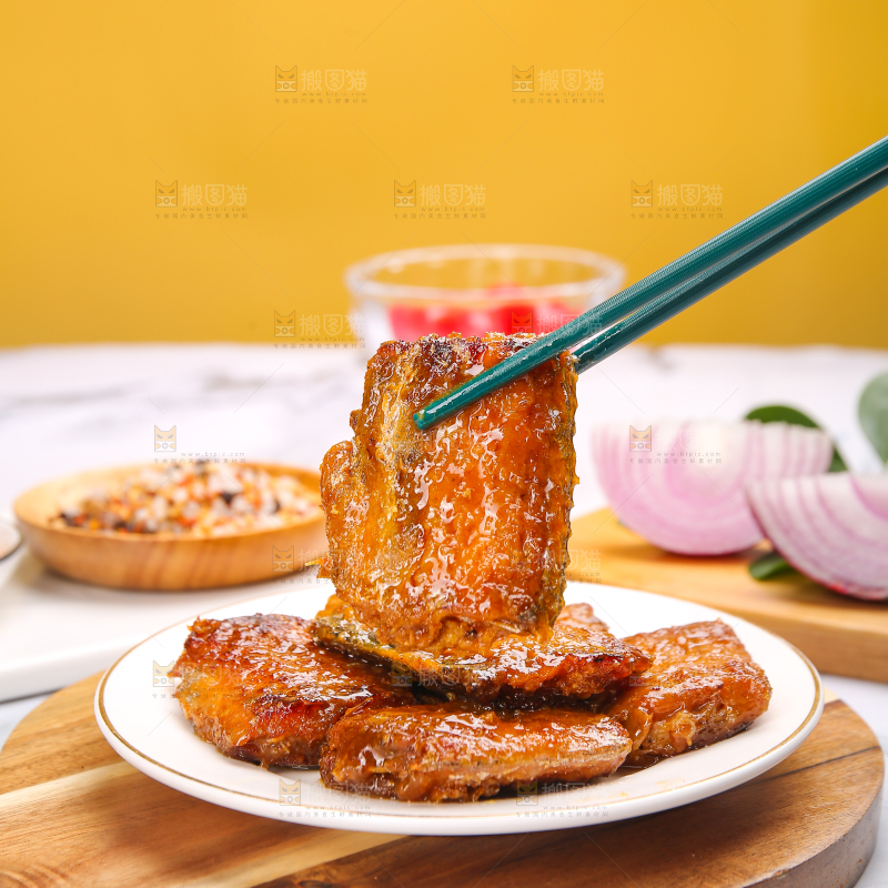 浅底上的红烧带鱼