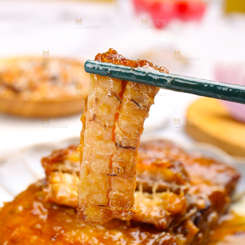 浅底上的红烧带鱼