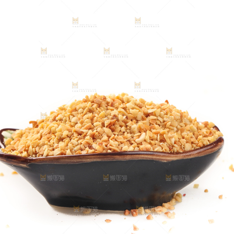 白底上的花生碎
