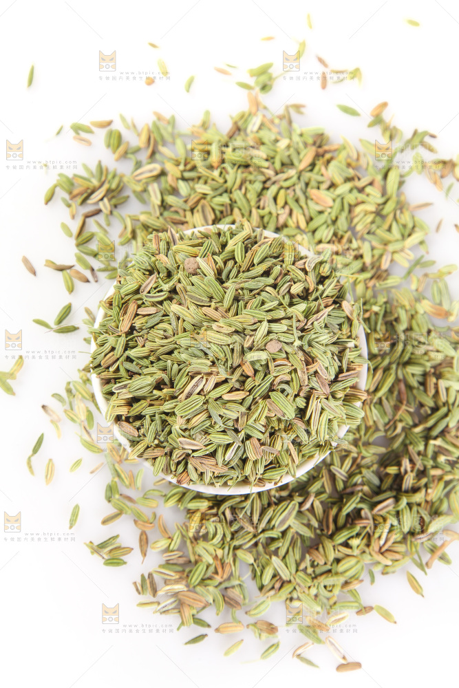 白底上的小茴香籽