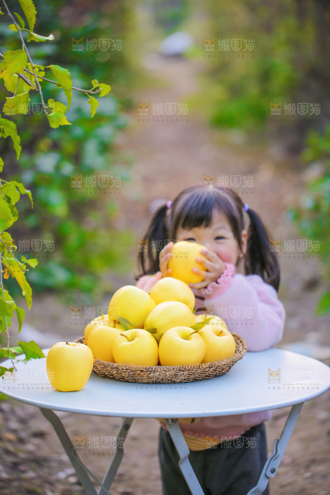 手里拿着黄元帅苹果