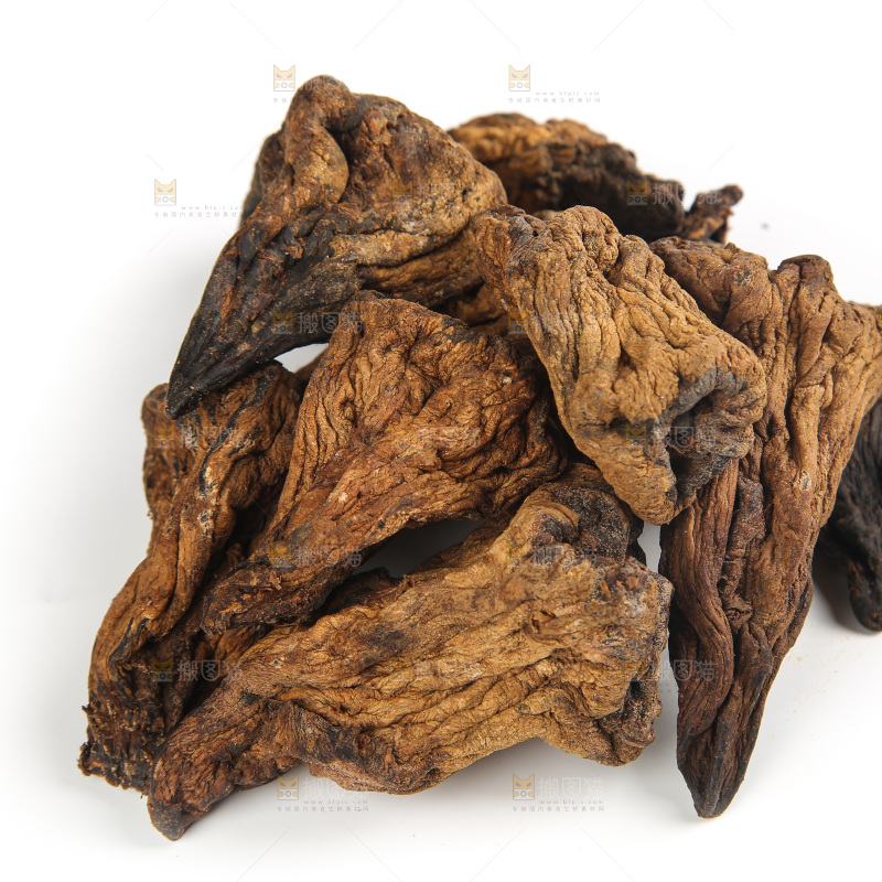 白底上的风干芥肉