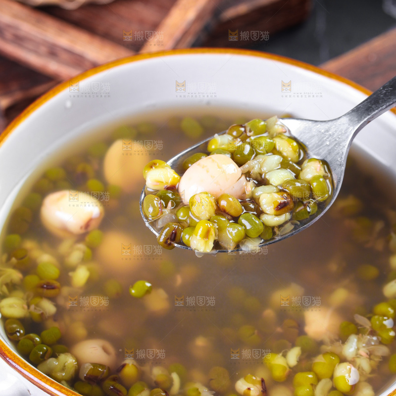 深底上的绿豆莲子汤