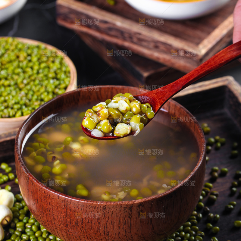 深底上的绿豆莲子汤