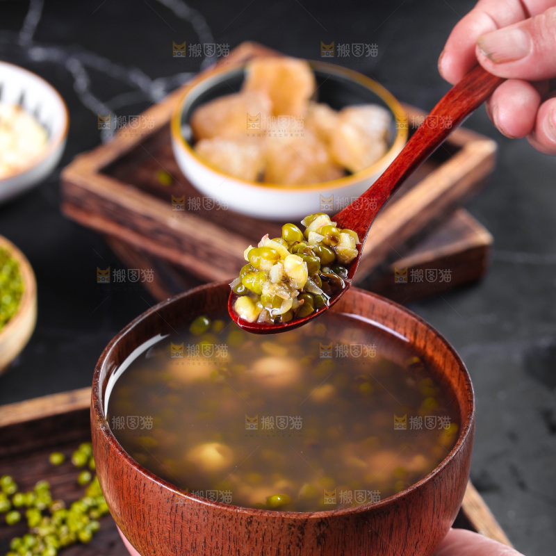 深底上的绿豆莲子汤