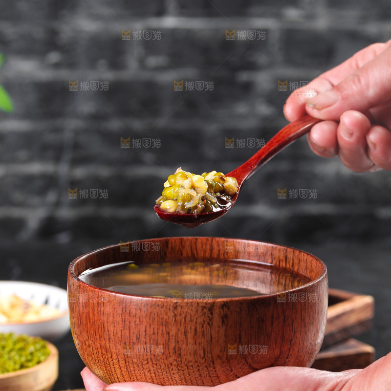 深底上的绿豆莲子汤