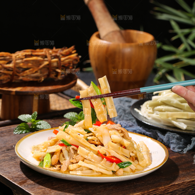 木底上的笋丝炒肉