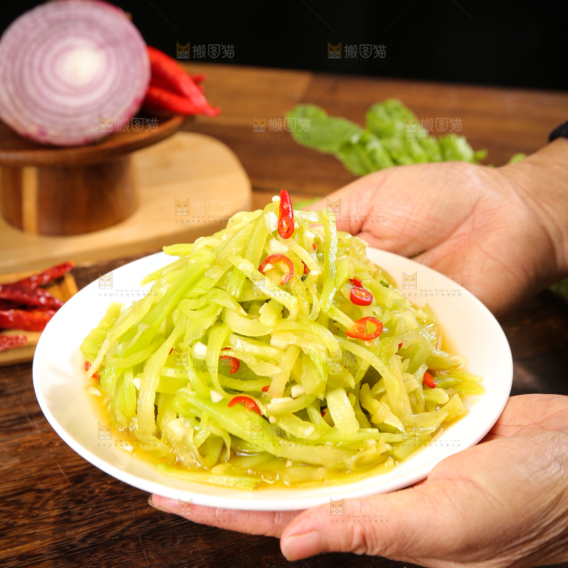 深底上的清炒莴笋丝