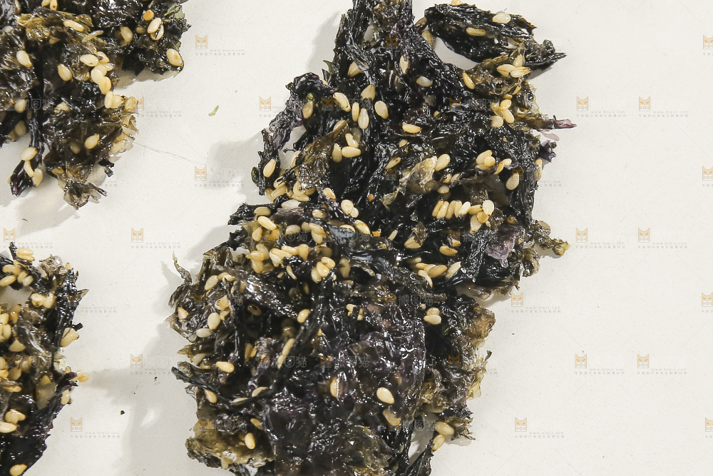 白底上的海苔碎