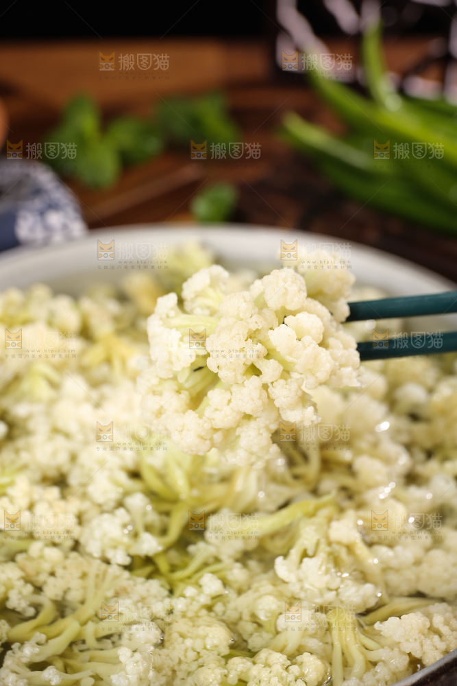 木底上的干花菜