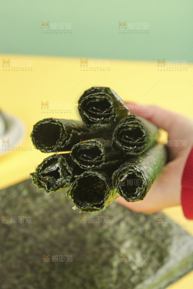浅底上的海苔卷
