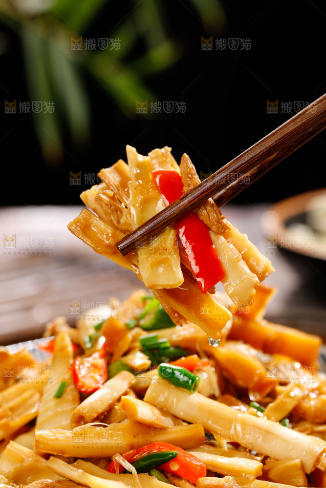 深底上的炒酸辣笋