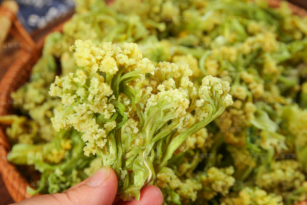 木底上的干花菜