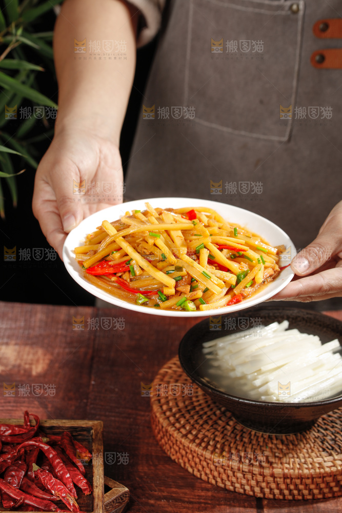 深底上的炒酸辣笋
