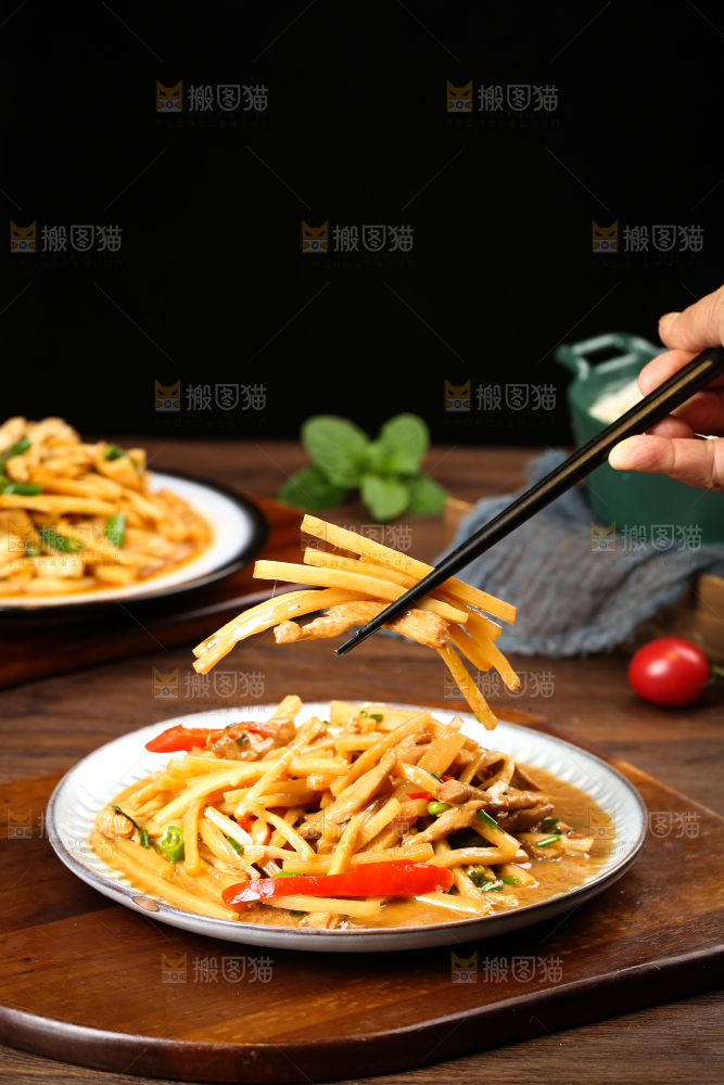 深底上的炒酸辣笋