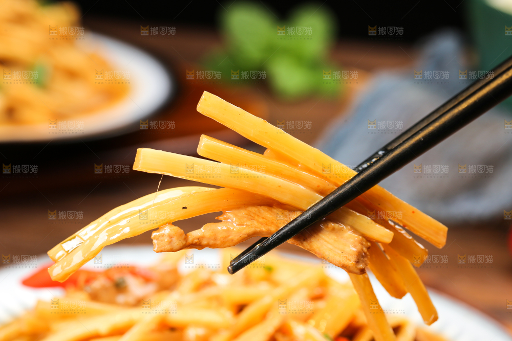 深底上的炒酸辣笋