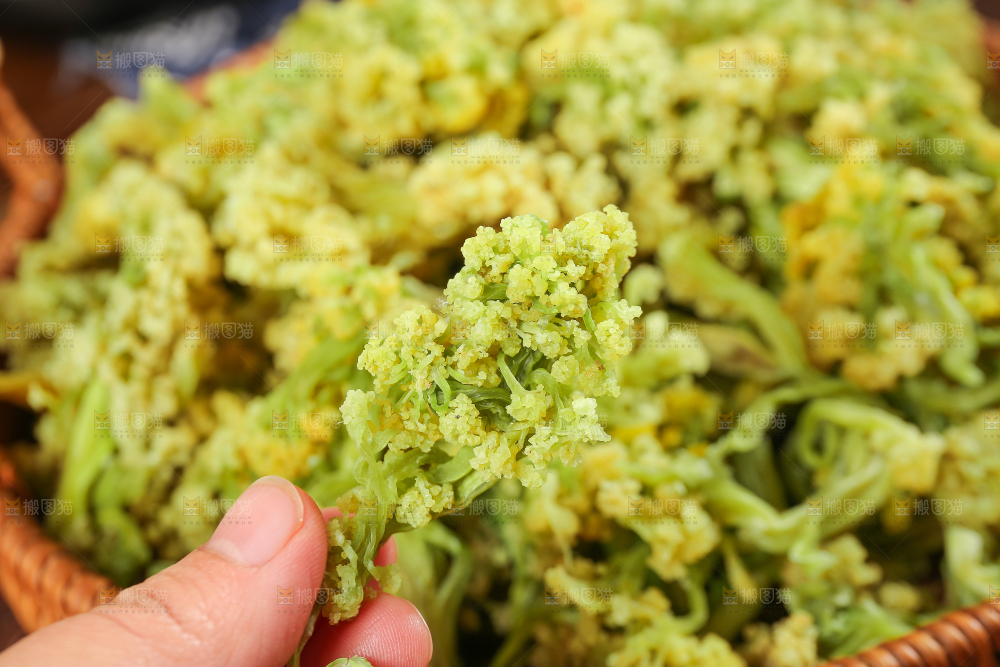 木底上的干花菜