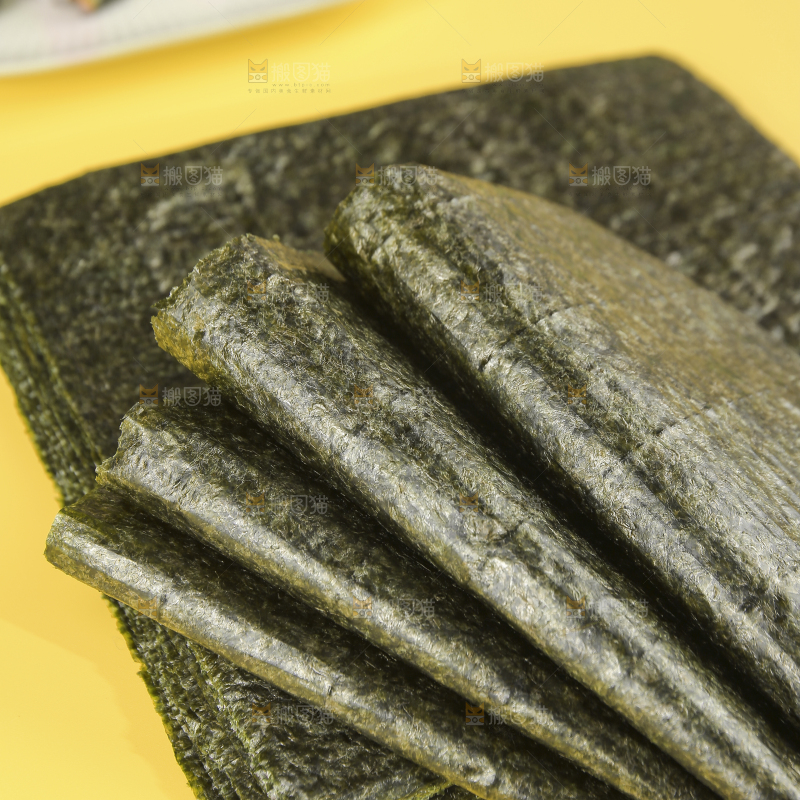 浅底上的海苔卷