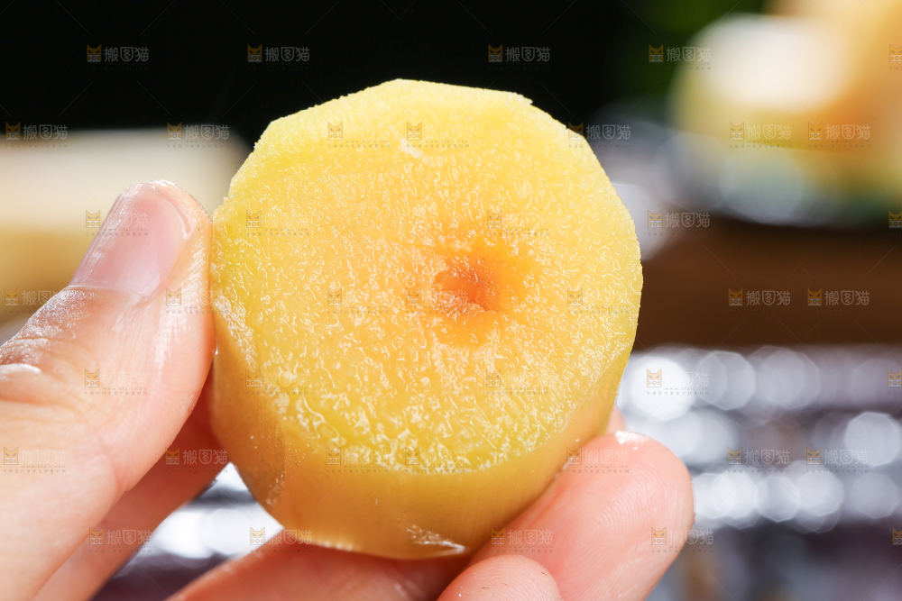 深底上的黑皮甘蔗