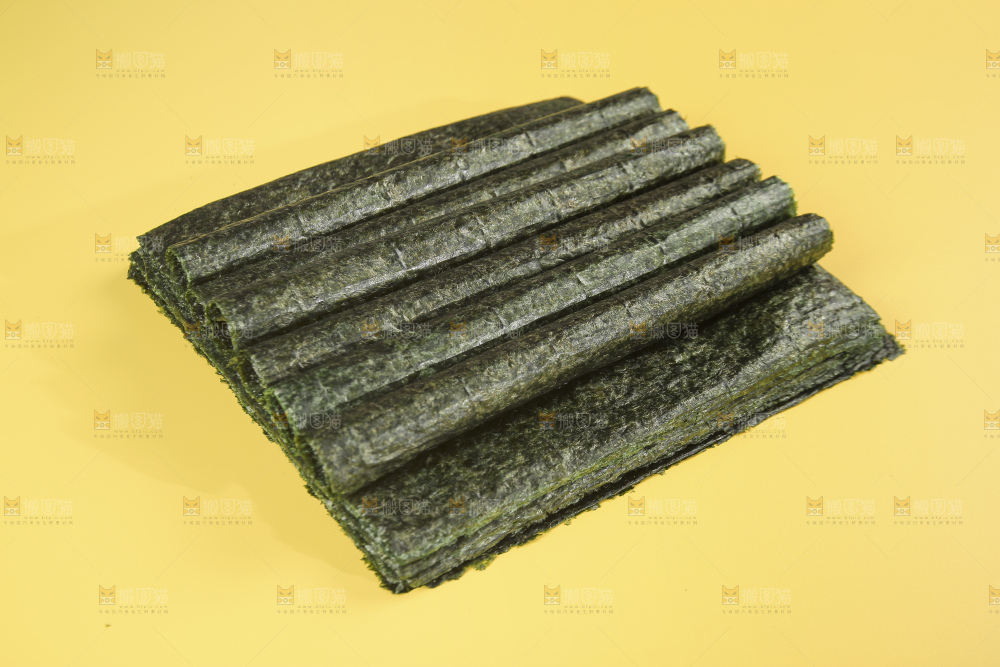 浅底上的海苔卷