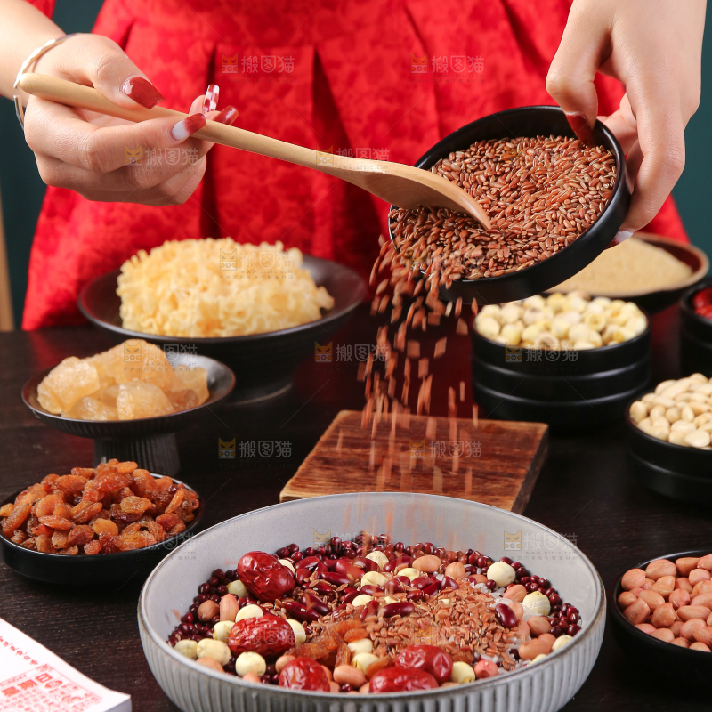 深底上的腊八粥食材