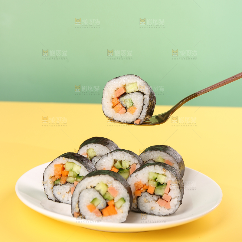 浅底上的寿司卷