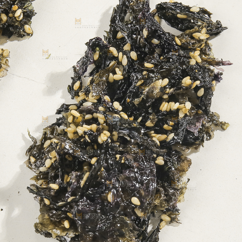 白底上的海苔碎