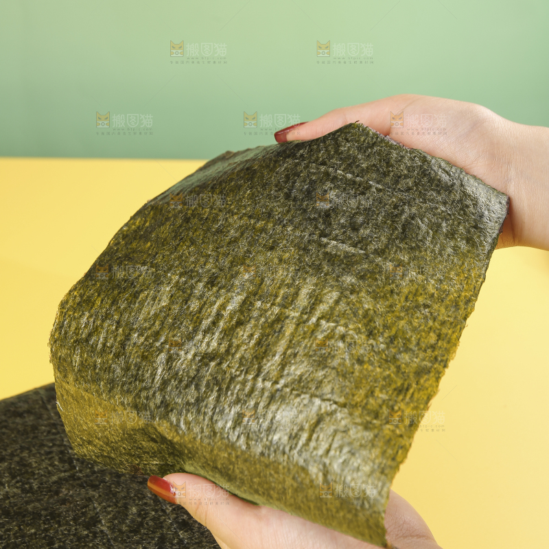 浅底上的海苔卷