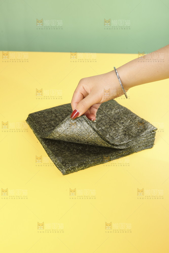 浅底上的海苔卷