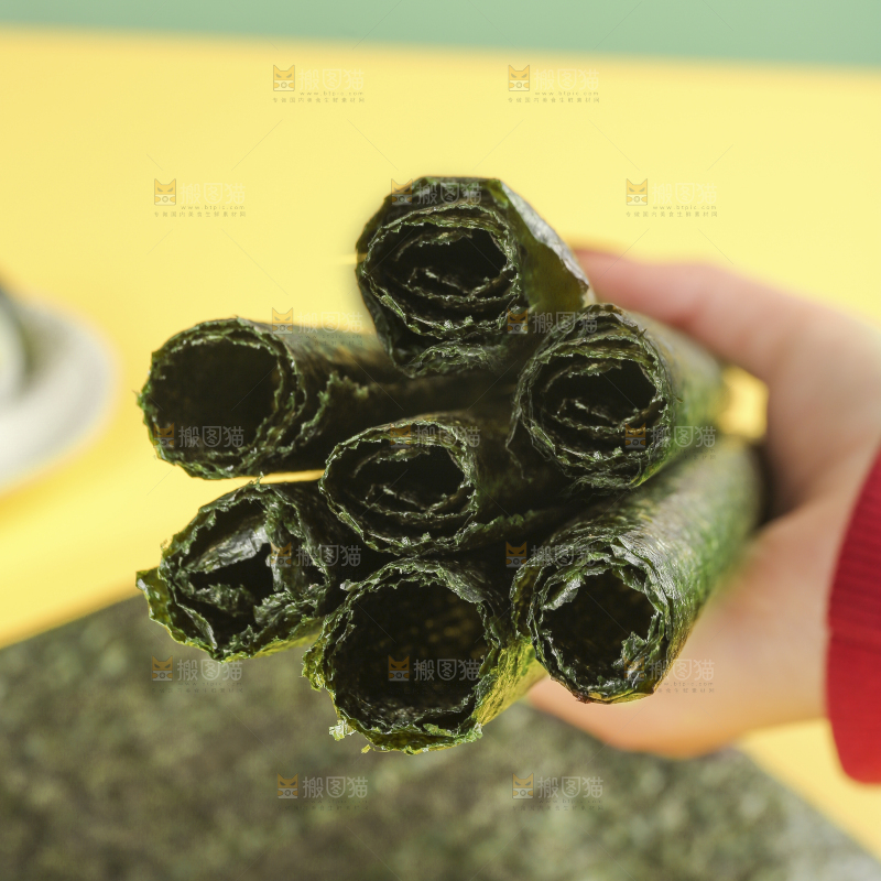浅底上的海苔卷