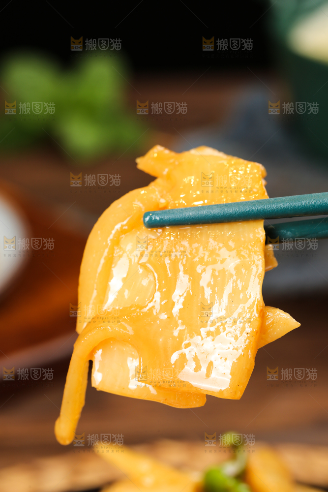 深底上的炒酸辣笋