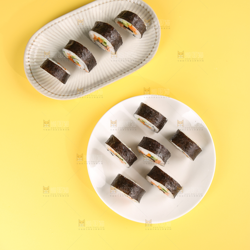 浅底上的寿司卷