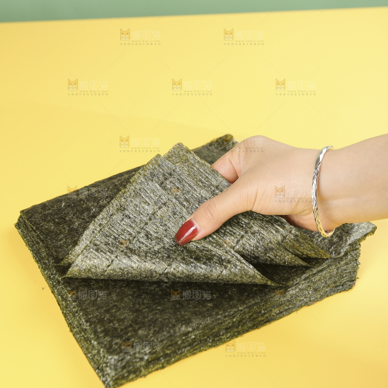 浅底上的海苔卷