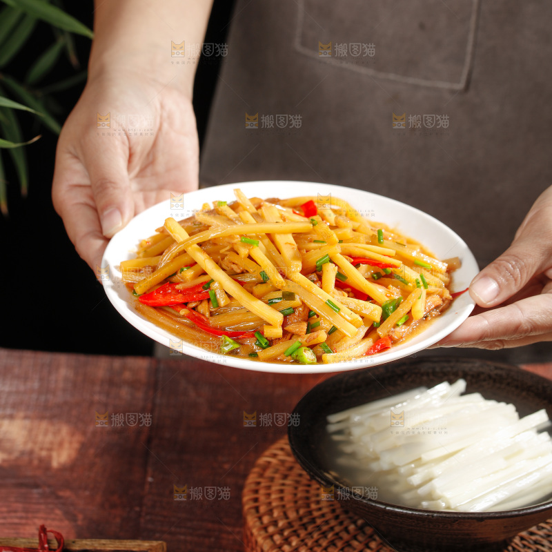 深底上的炒酸辣笋