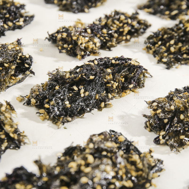 白底上的海苔碎