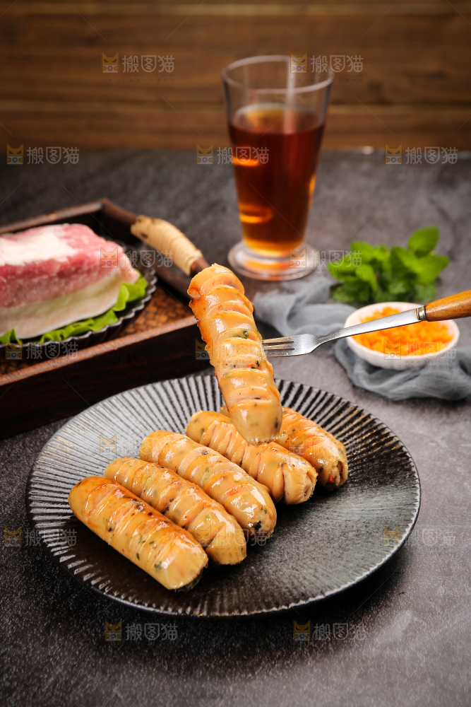 黑底上的膳食蔬菜肠