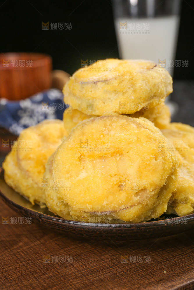 深底上的炸茄盒