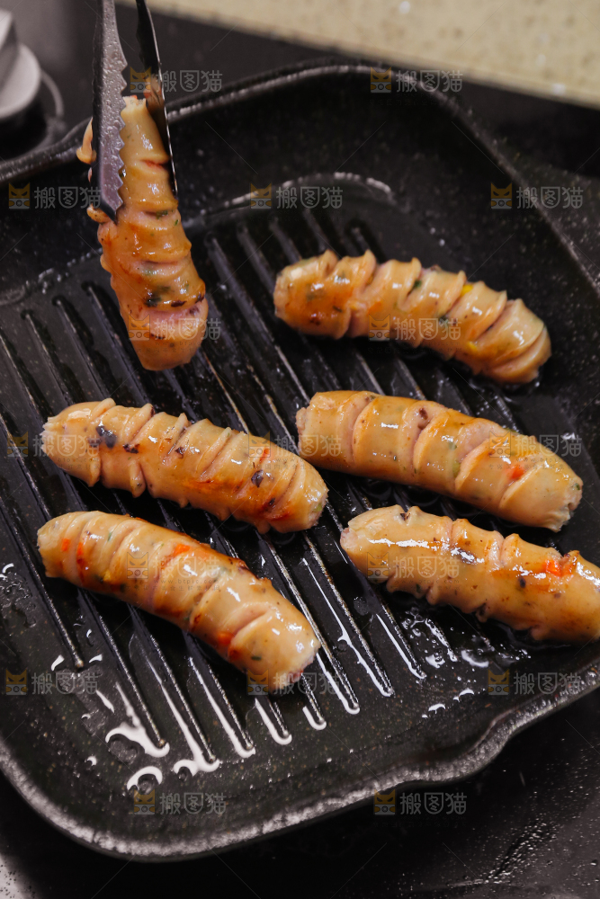 锅里正在煎蔬菜肠