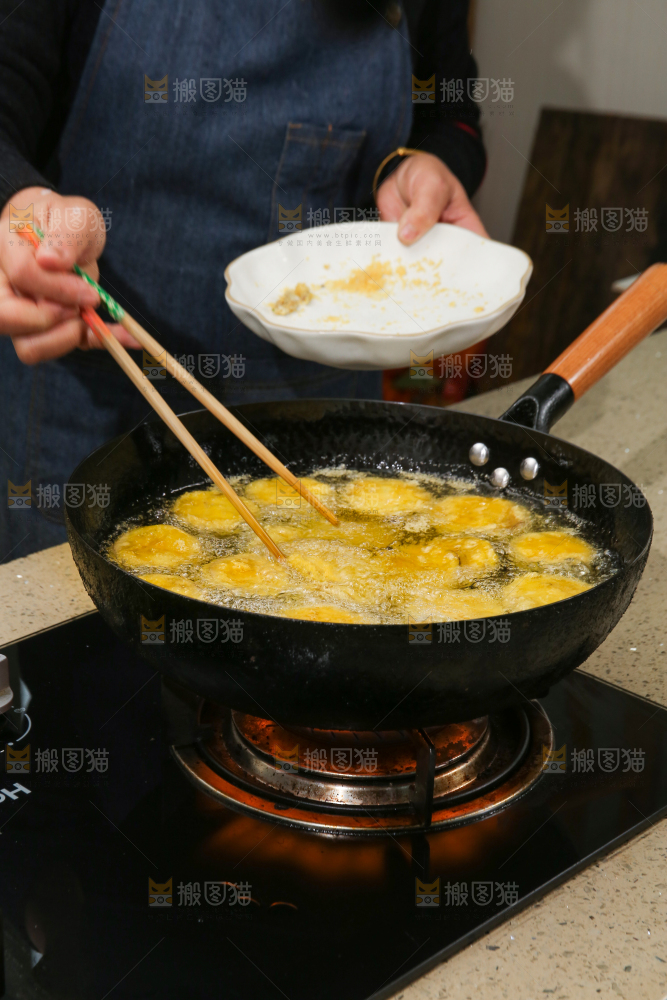 锅里正在炸着茄盒