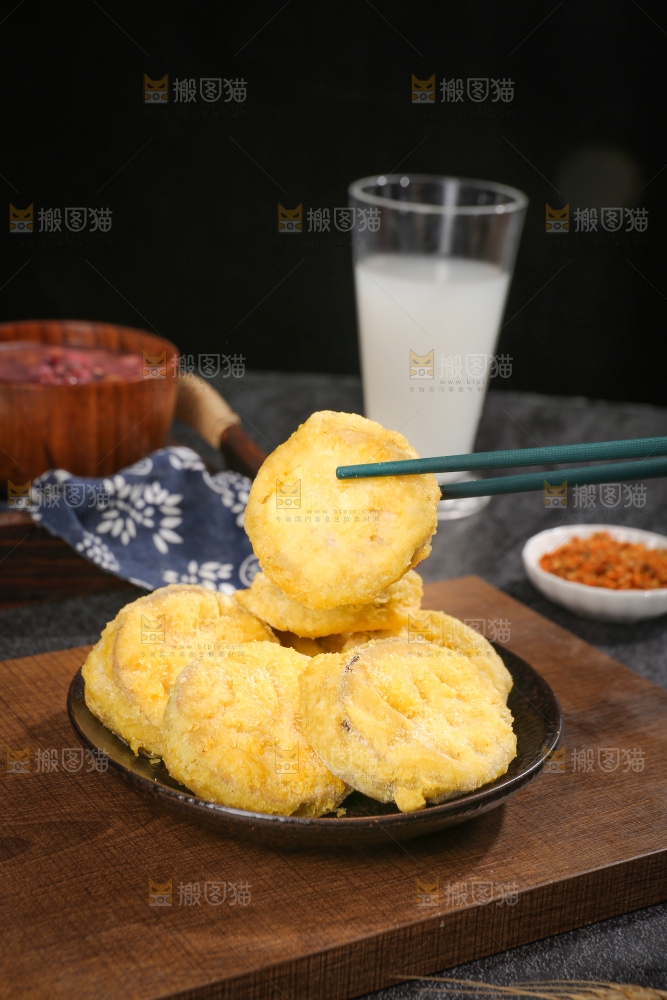 深底上的炸茄盒