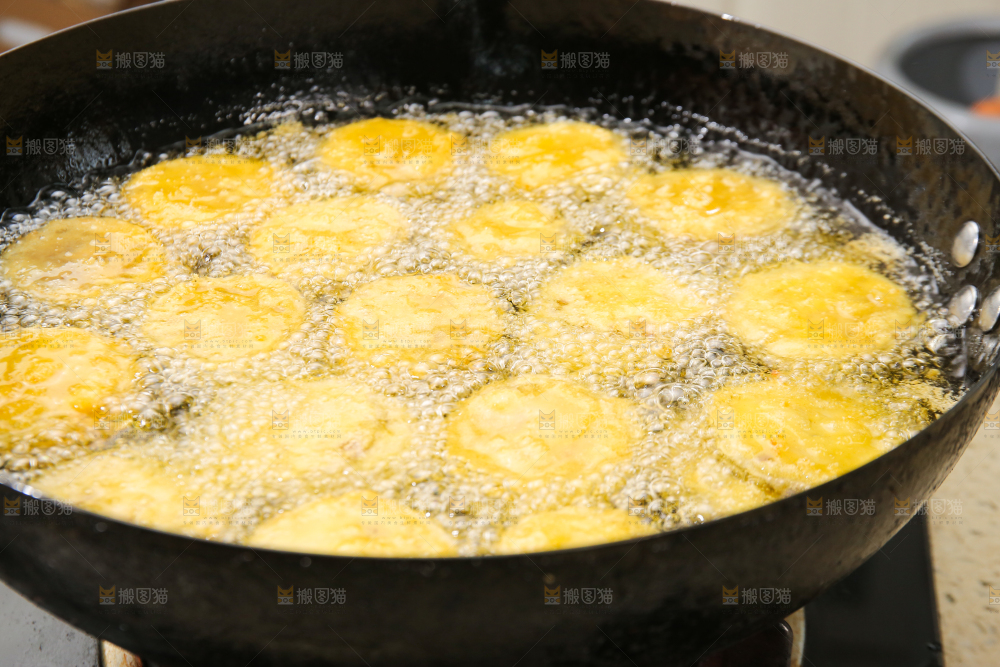 锅里正在炸着茄盒