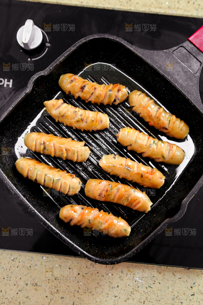 锅里正在煎蔬菜肠