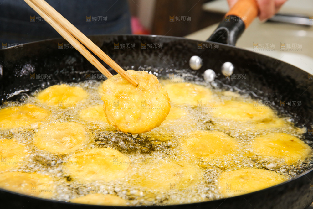 锅里正在炸着茄盒