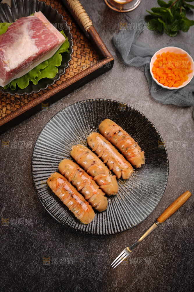 黑底上的膳食蔬菜肠