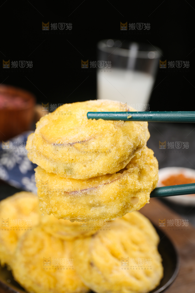 深底上的炸茄盒