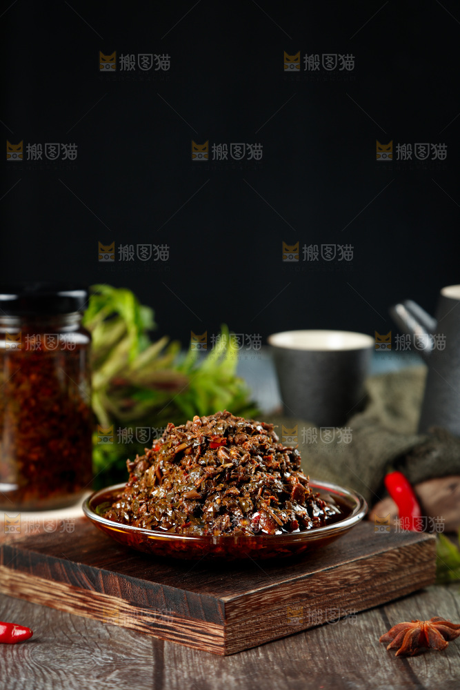 深底上的香椿酱