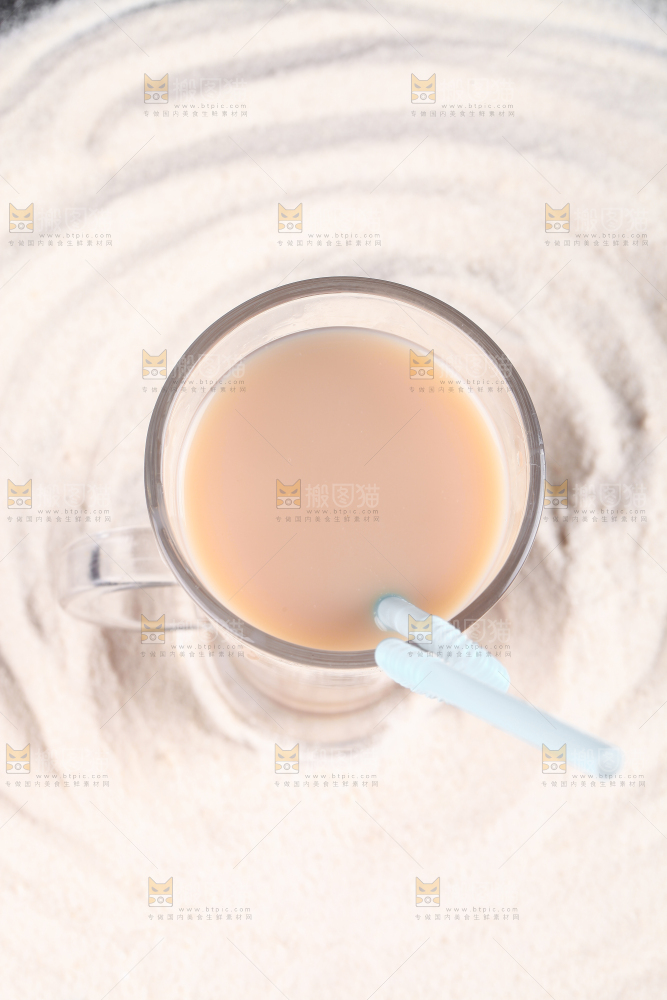 黑底上的奶茶粉