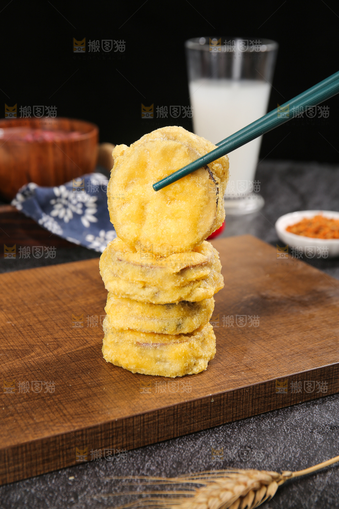 深底上的炸茄盒